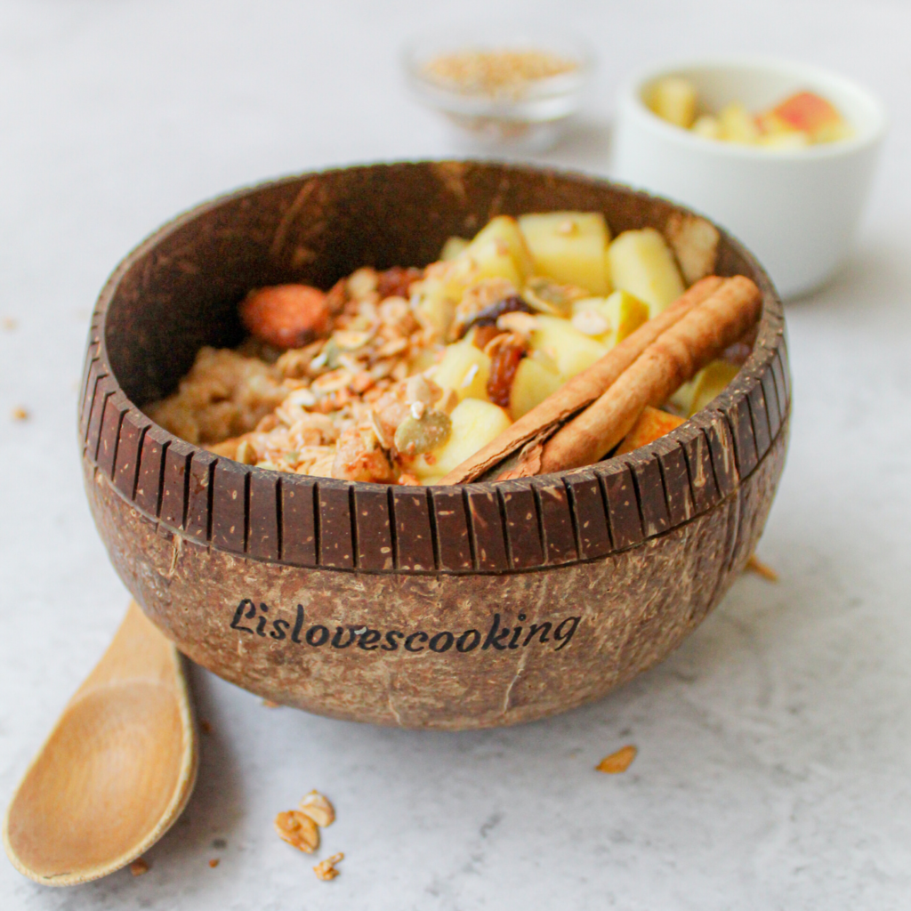 Vullende appel smoothie met warme kruiden en geserveerd in een coconut bowl