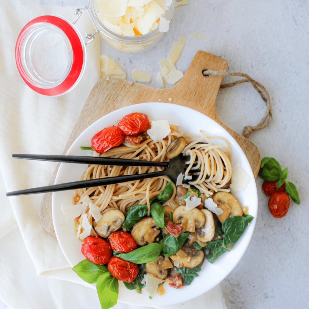 Pasta met champignonsaus en spinazie