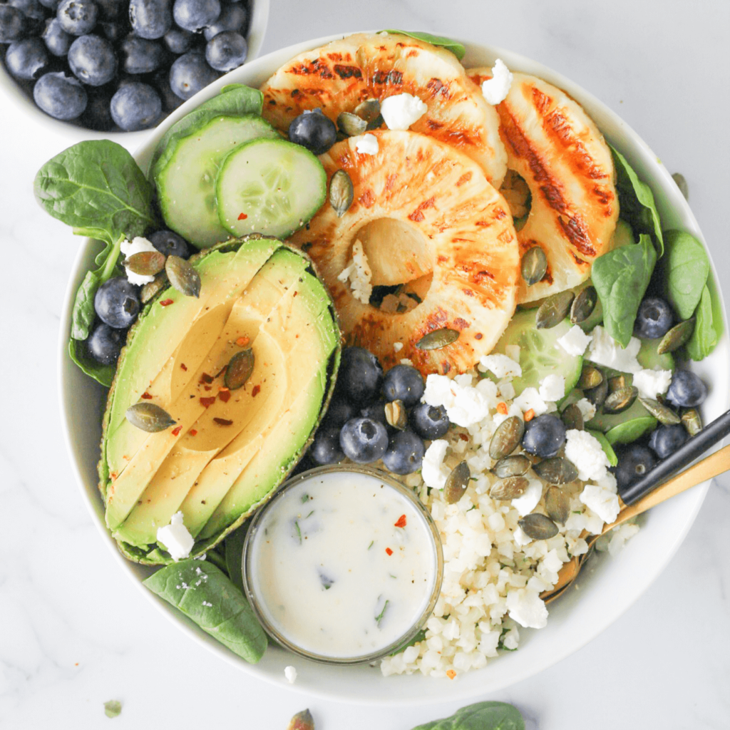 Tropische salade met gegrilde ananas