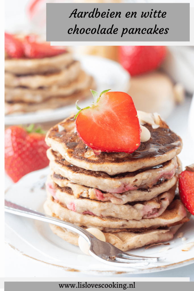 Aardbeien en witte chocolade pancakes