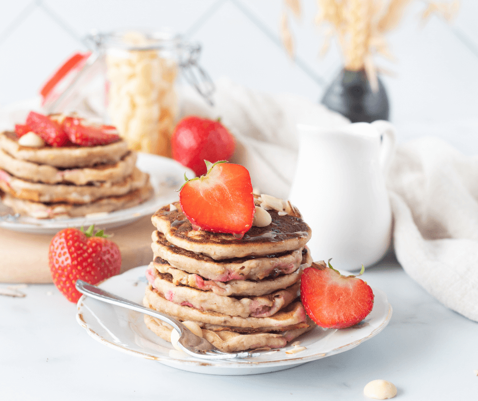 Aardbeien en witte chocolade pancakes