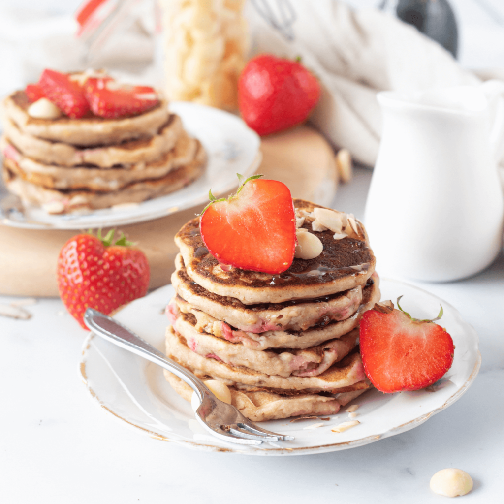 Aardbeien en witte chocolade pancakes