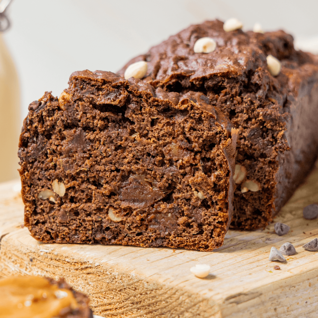 Chocolade courgette cake met pinda's en dadels