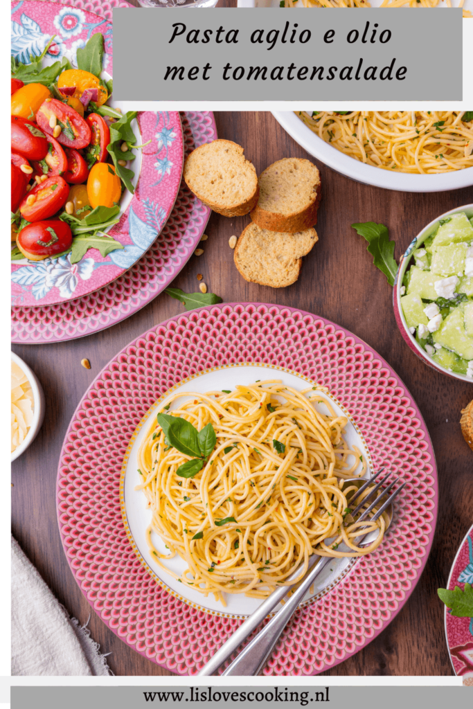 Pasta aglio e olio met tomatensalade