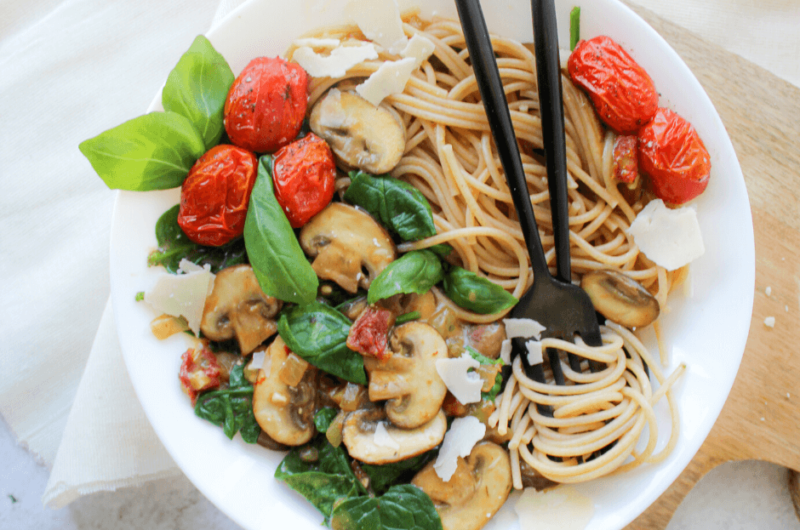 Pasta met champignonsaus en spinazie