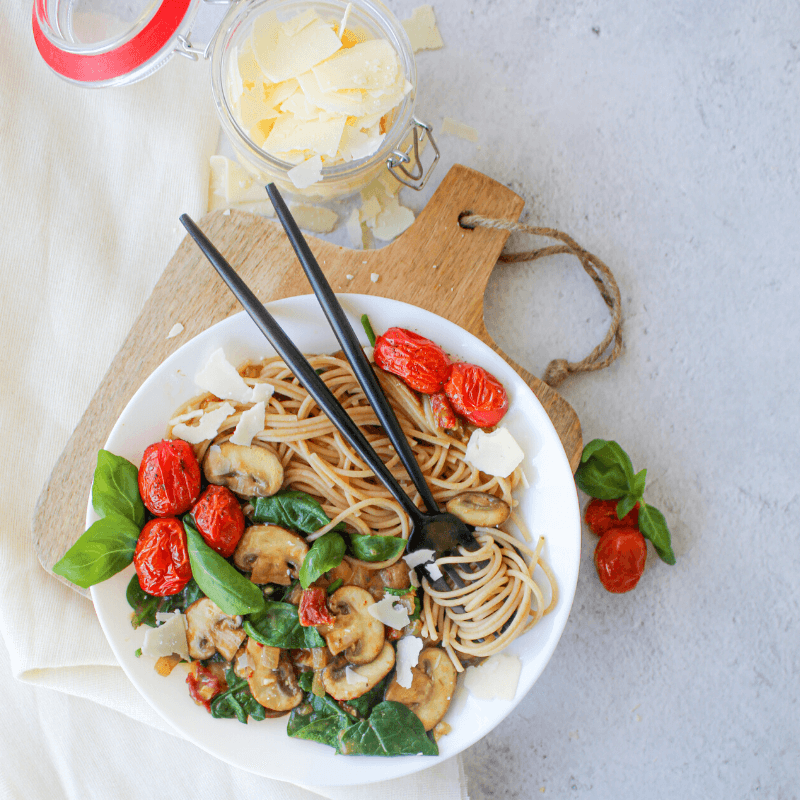 Pasta met champignonsaus en spinazie