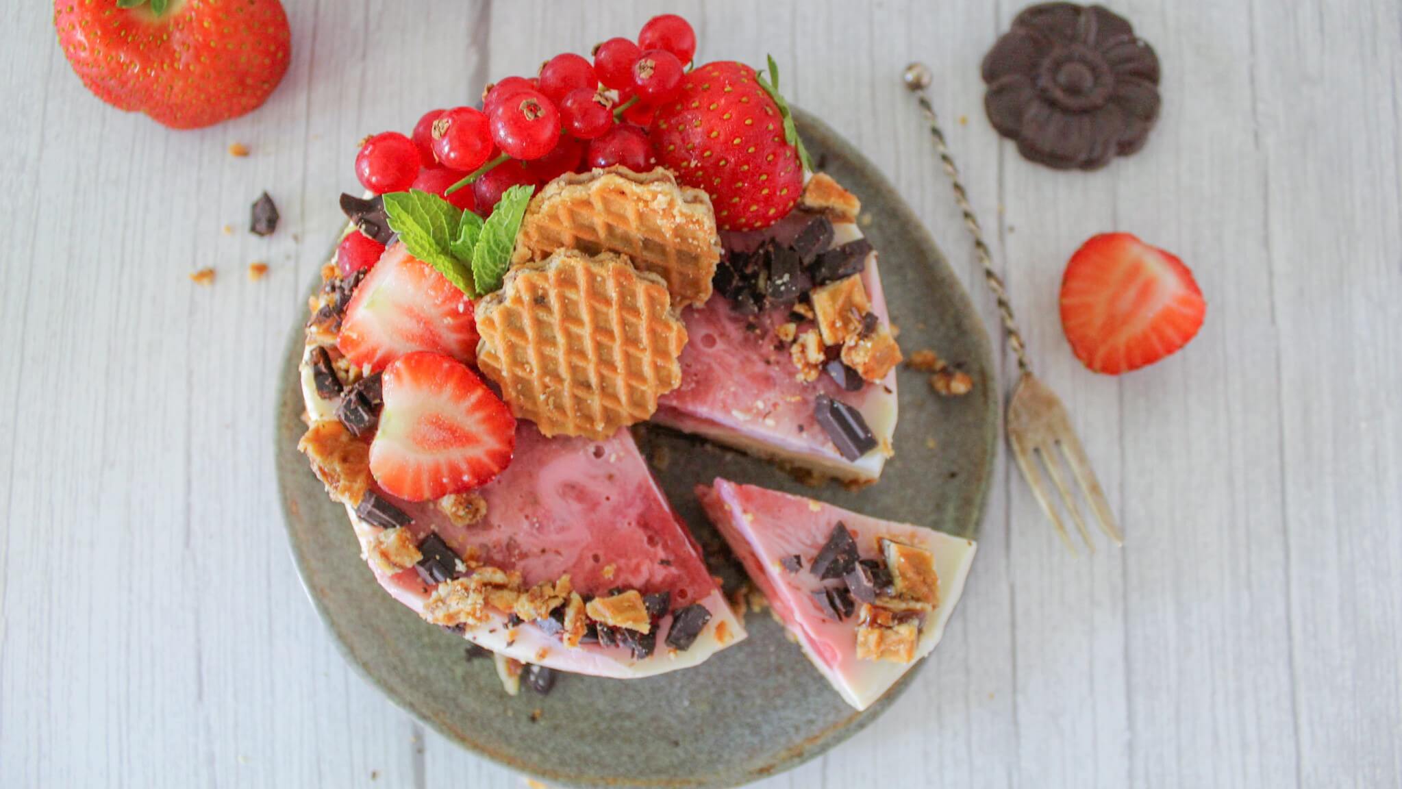 Mini aardbeien kwarktaart met stroopwafel