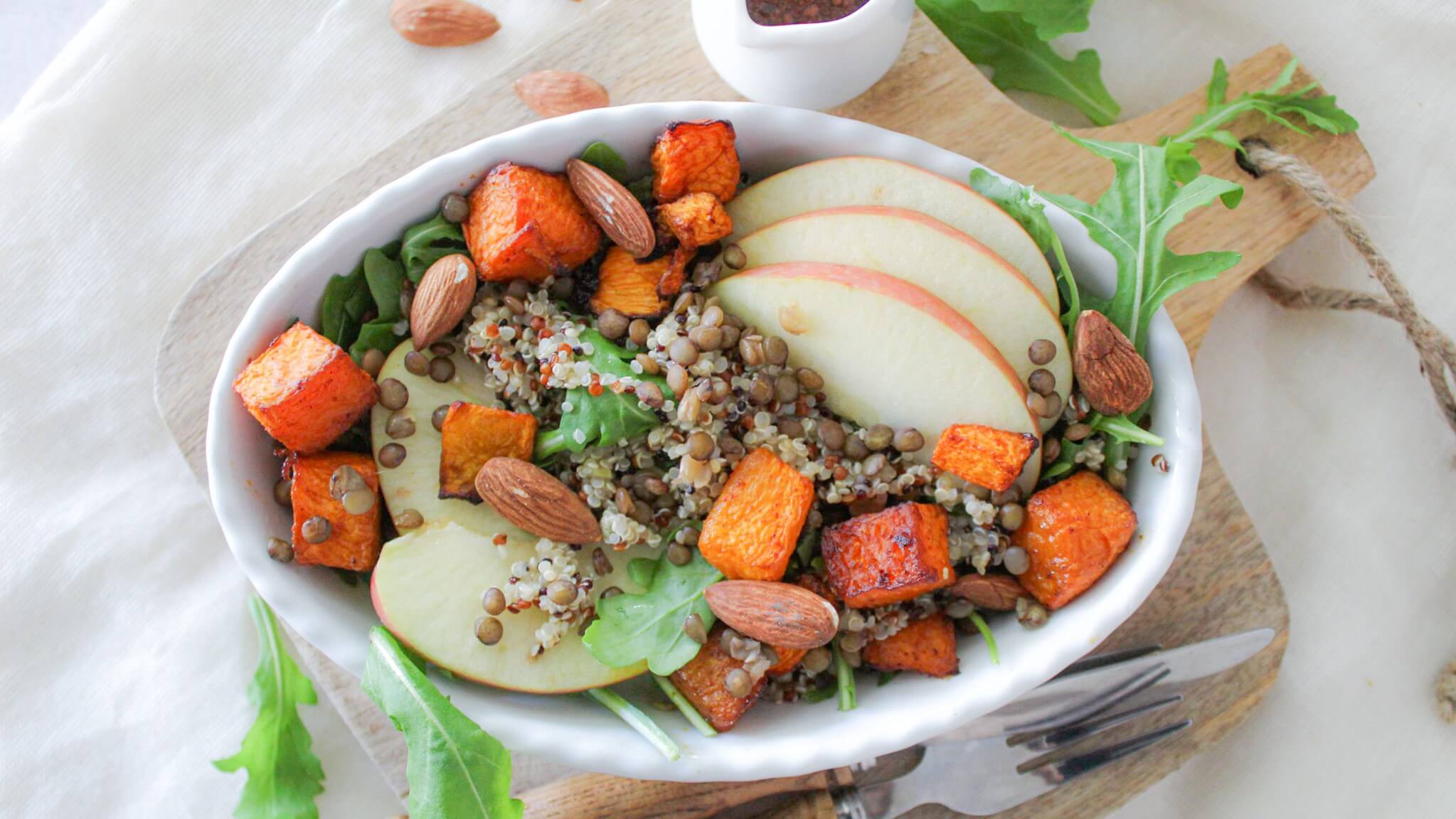 Herfst salade met quinoa en pompoen