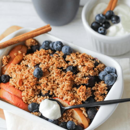 Appel en blauwe bessen ontbijt crumble