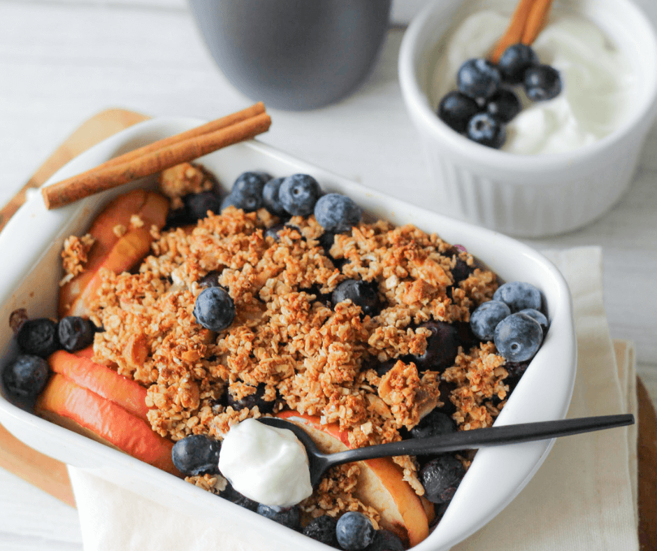 Appel en blauwe bessen ontbijt crumble