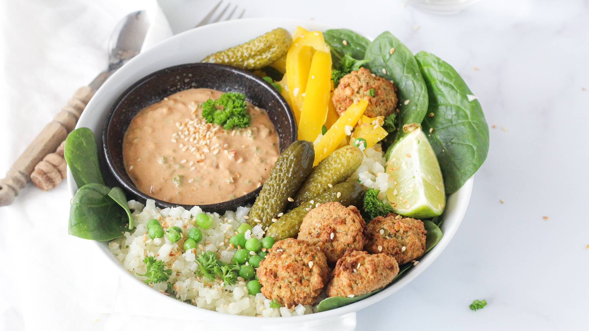 Holistische falafel bowl