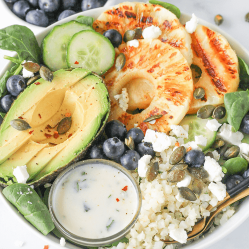 Tropische salade met gegrilde ananas