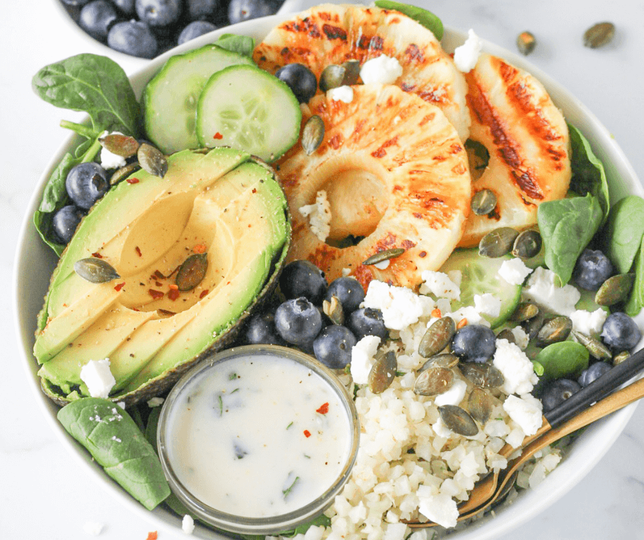 Tropische salade met gegrilde ananas