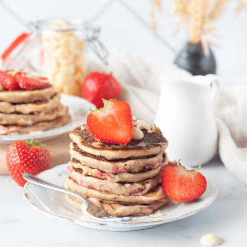 Aardbeien en witte chocolade pancakes