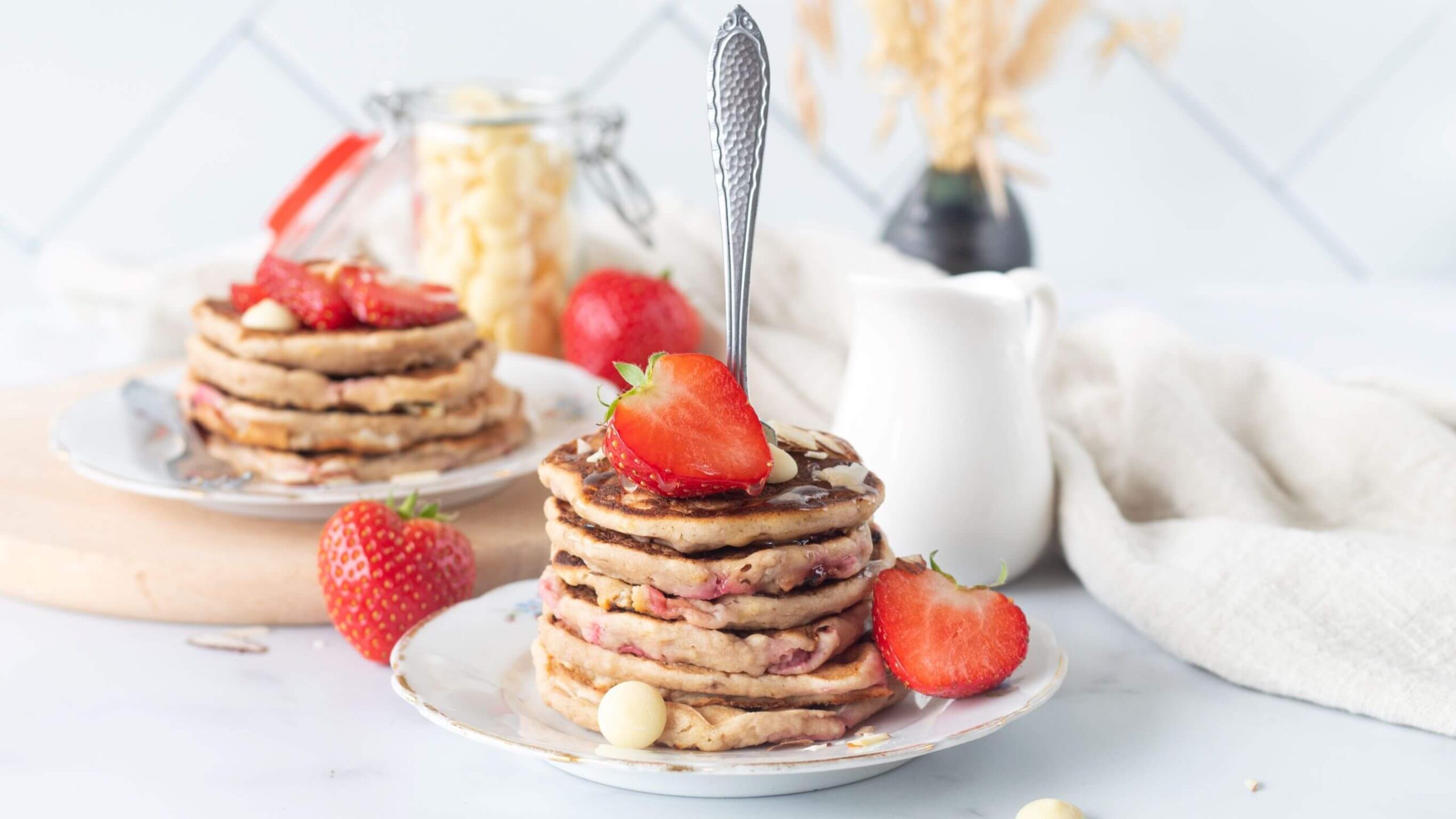 Aardbeien en witte chocolade pancakes