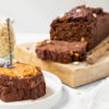 Chocolade courgette cake met pinda's en dadels