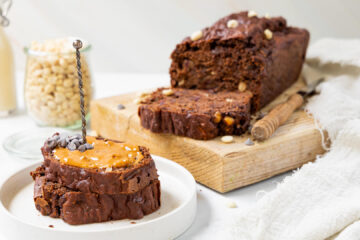 Chocolade courgette cake met pinda's en dadels