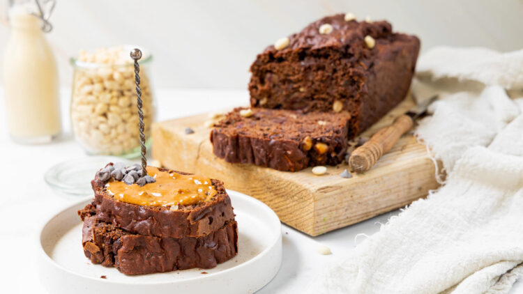 Chocolade courgette cake met pinda's en dadels