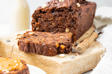 Chocolade courgette cake met pinda's en dadels