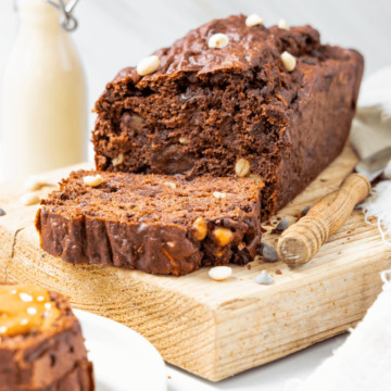 Chocolade courgette cake met pinda's en dadels