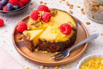 Glutenvrij mango ontbijttaartje met granola