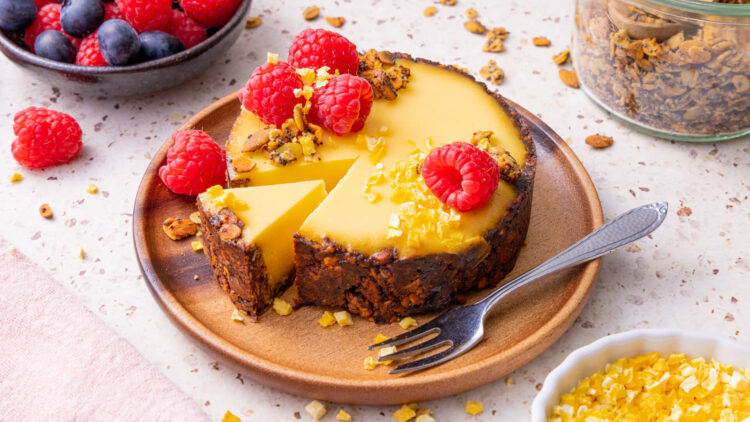 Glutenvrij mango ontbijttaartje met granola