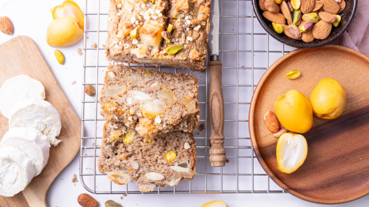 Glutenvrij notenbrood met dadels en geitenkaas