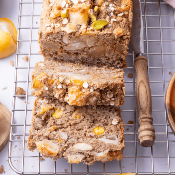 Glutenvrij notenbrood met dadels en geitenkaas