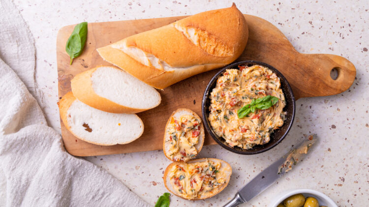 Kruidenboter met basilicum en zongedroogde tomaat