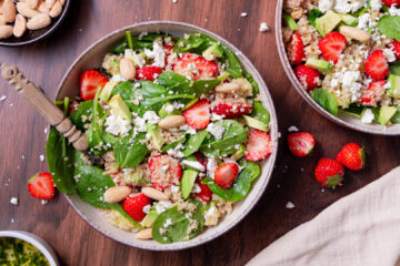 Quinoa salade met spinazie, avocado en aardbei