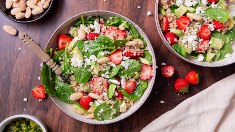 Quinoa salade met spinazie, avocado en aardbei