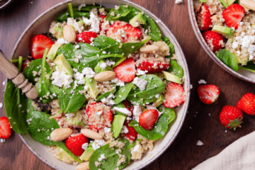 Quinoa salade met spinazie, avocado en aardbei