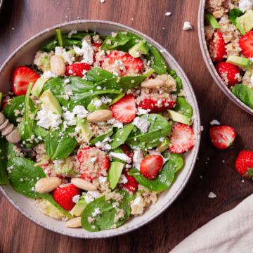 Quinoa salade met spinazie, avocado en aardbei