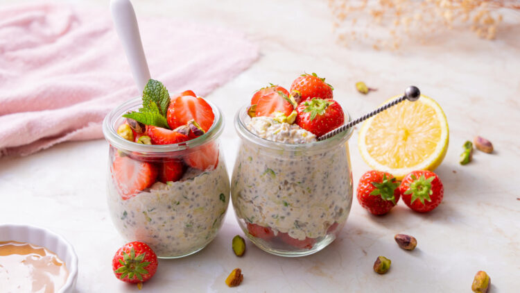 Overnight oats met aardbei en courgette