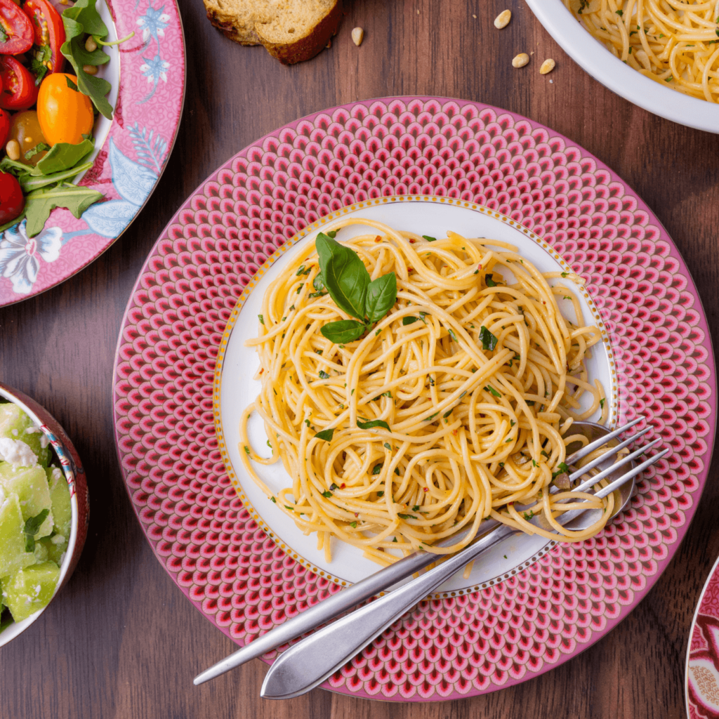 Pasta aglio e olio met tomatensalade