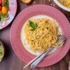 Pasta aglio e olio met tomatensalade