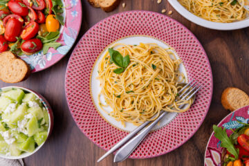 Pasta aglio e olio met tomatensalade