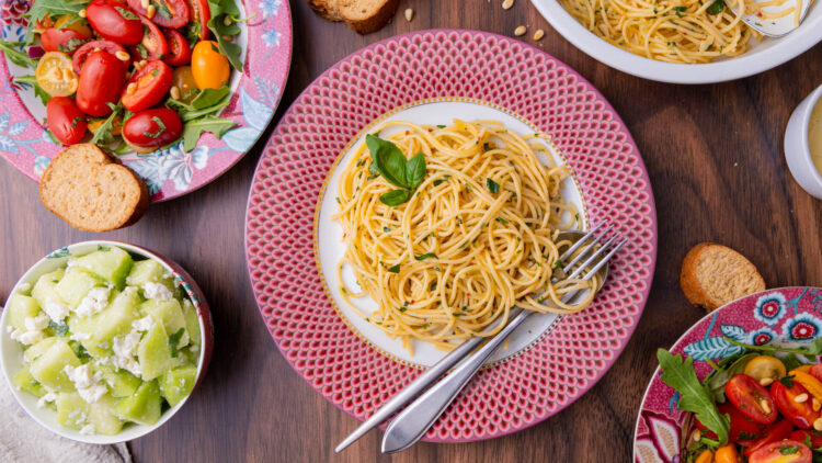 Pasta aglio e olio met tomatensalade