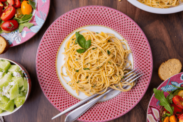 Pasta aglio e olio met tomatensalade