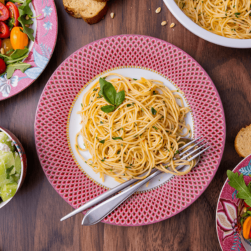 Pasta aglio e olio met tomatensalade