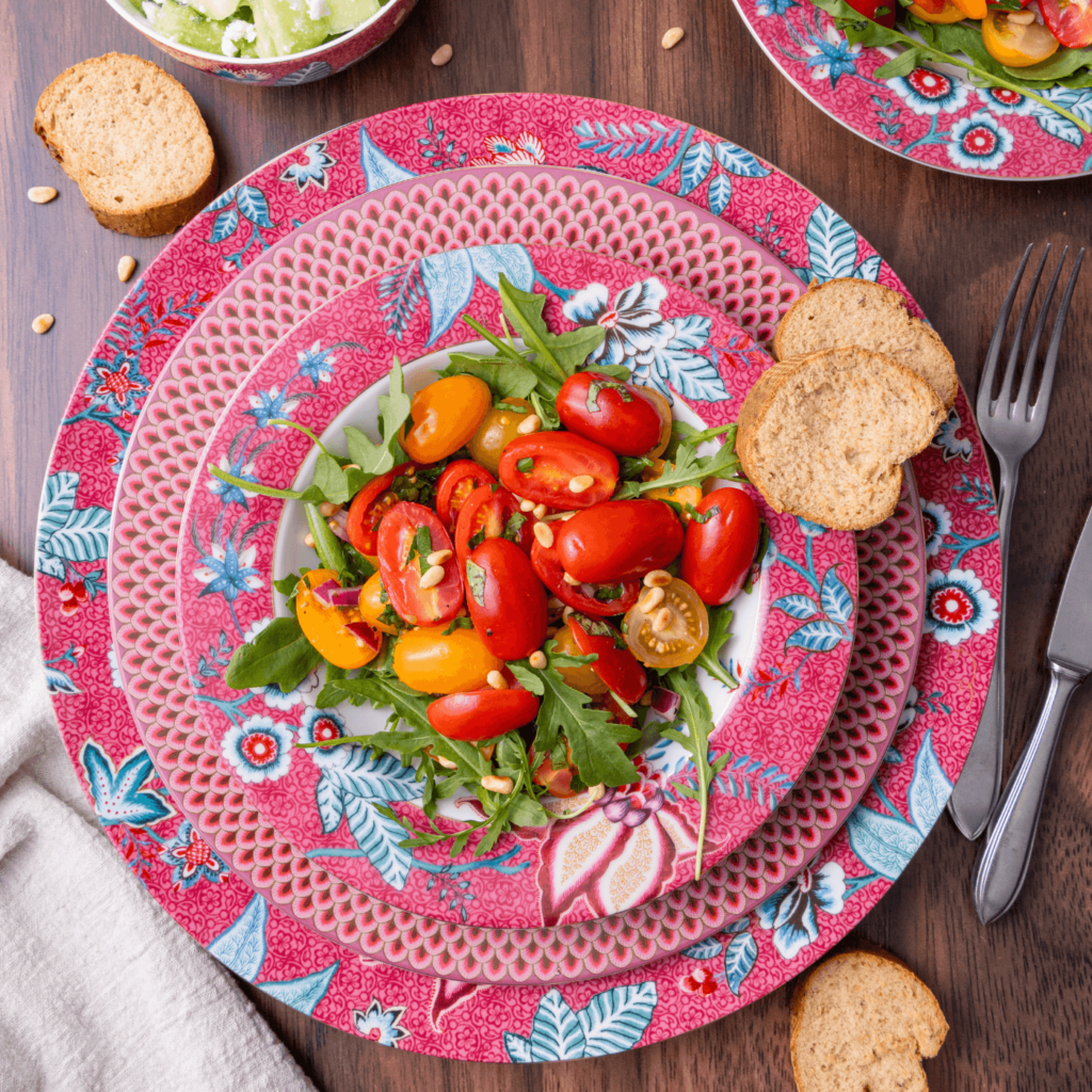 Pasta aglio e olio met tomatensalade