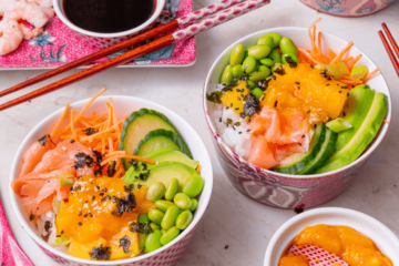 Sushi bowl met zalm en spicy mango saus