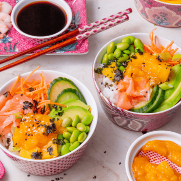 Sushi bowl met zalm en spicy mango saus