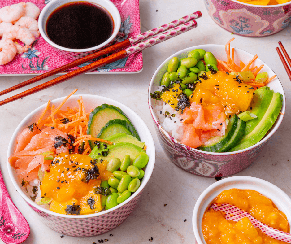 Sushi bowl met zalm en spicy mango saus