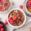 Brownie baked oats met frambozen