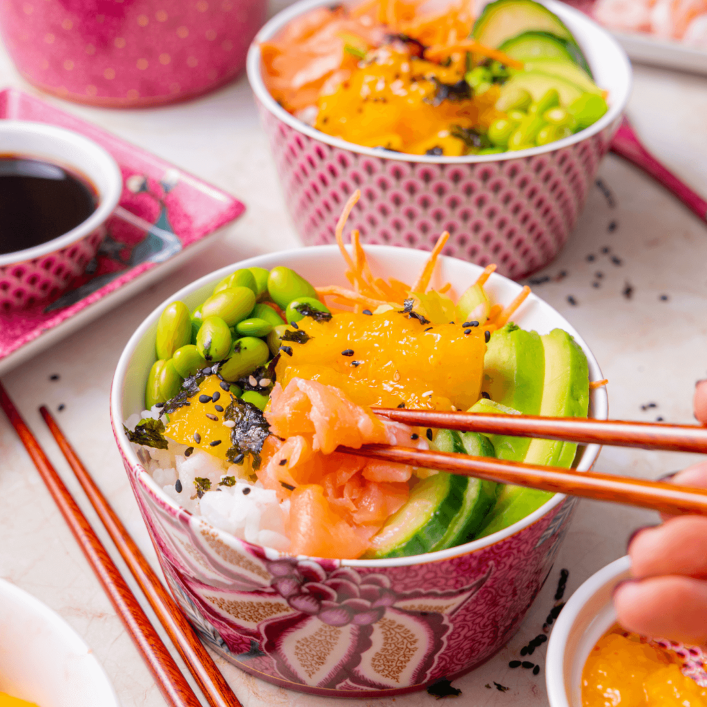 Sushi bowl met zalm en spicy mango saus