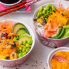 Sushi bowl met zalm en spicy mango saus