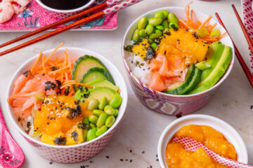 Sushi bowl met zalm en spicy mango saus