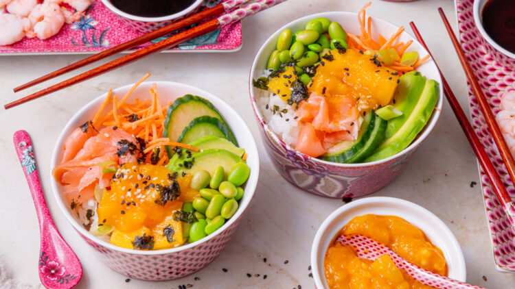 Sushi bowl met zalm en spicy mango saus