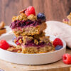 Glutenvrije havermout plaatkoek met rood fruit